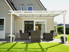 Terrassenüberdachung mit Gestell in weiß