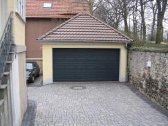 Garagentor in schwarz