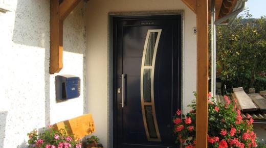 Haustür in dunklem blau mit drei Milchglas-Lichtausschnitten